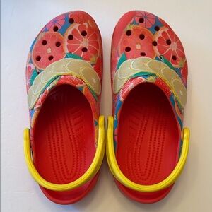 CROCS Rare Classic Citrus Fruits Grapefruit and Lemons motif clogs